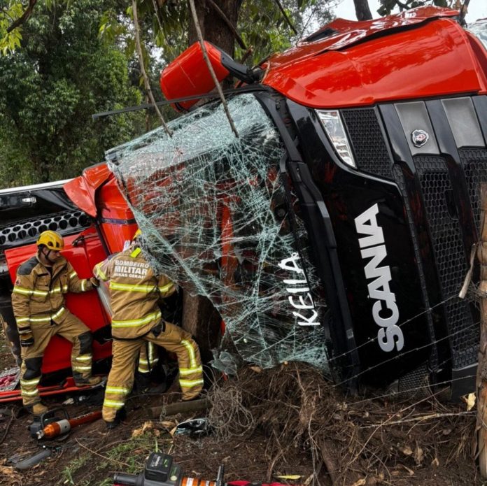 Caminhoneiro morre em tombamento na BR-381/MG, em João Monlevade Caminhoneiro morre em tombamento na BR-381/MG, em João Monlevade