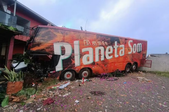 Ônibus do acidente na BR-158/PR com 1 morte está com licenciamento vencido Ônibus do acidente na BR-158/PR com 1 morte está com licenciamento vencido