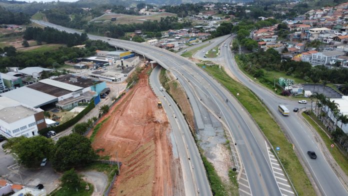 Rodovia Raposo Tavares tem bloqueio temporário, nesta quinta-feira (27), no acesso ao município de São Roque (SP).