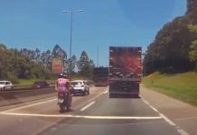 Motociclista morre ao cair na BR-116/PR e ser atingida por carreta, em Curitiba Motociclista morre ao cair na pista e ser atropelada por uma carreta na BR-116/PR, em Curitiba