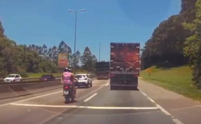 Motociclista morre ao cair na pista e ser atropelada por uma carreta na BR-116/PR, em Curitiba
