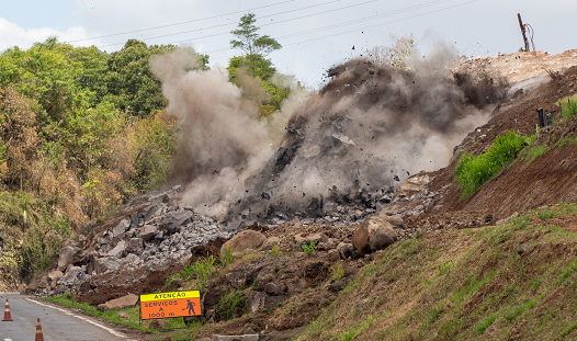 Detonação de rochas na BR-386/RS altera o tráfego, em Mormaço, nesta terça (18)