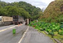 Carreta tomba na Via Dutra, em Piraí (RJ), e deixa duas pessoas gravemente feridas Carreta tomba na Via Dutra (BR-116), em Piraí (RJ), e deixa duas pessoas gravemente feridas. na manhã deste sábado (8).