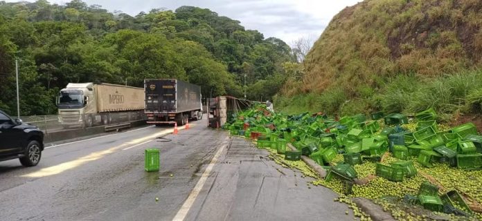 Carreta tomba na Via Dutra (BR-116), em Piraí (RJ), e deixa duas pessoas gravemente feridas. na manhã deste sábado (8). Carreta tomba na Via Dutra (BR-116), em Piraí (RJ), e deixa duas pessoas gravemente feridas. na manhã deste sábado (8).