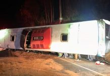 Ônibus tomba na BR-262/ES e deixa 2 mulheres mortas e 12 feridos, em Ibatiba Ônibus tomba na BR-262/ES e deixa 2 mulheres mortas e 12 feridos, em Ibatiba