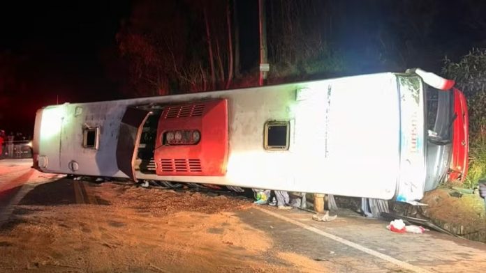 Ônibus tomba na BR-262/ES e deixa 2 mulheres mortas e 12 feridos, em Ibatiba