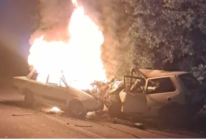 Carros batem e pegam fogo na rodovia RS-307 matando três pessoas, em São Paulo das Missões, no Rio Grande do Sul. Carros batem e pegam fogo na rodovia RS-307 matando três pessoas, em São Paulo das Missões, no Rio Grande do Sul.