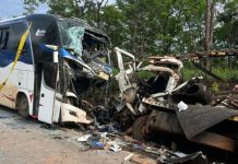 Acidente entre ônibus e caminhão na BR-365/MG deixa 3 mortos e feridos, em Buritizeiro Acidente entre ônibus e caminhão na BR-365/MG deixa 3 mortos e feridos, em Buritizeiro