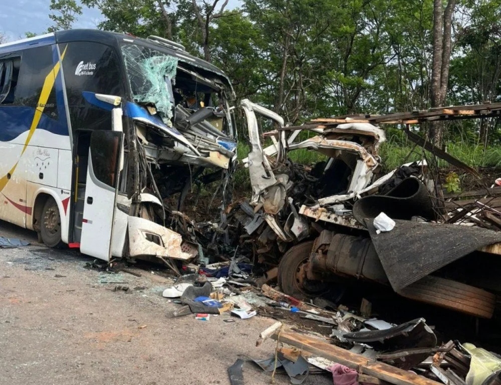 Acidente entre ônibus e caminhão na BR-365/MG deixa 3 mortos e feridos, em Buritizeiro