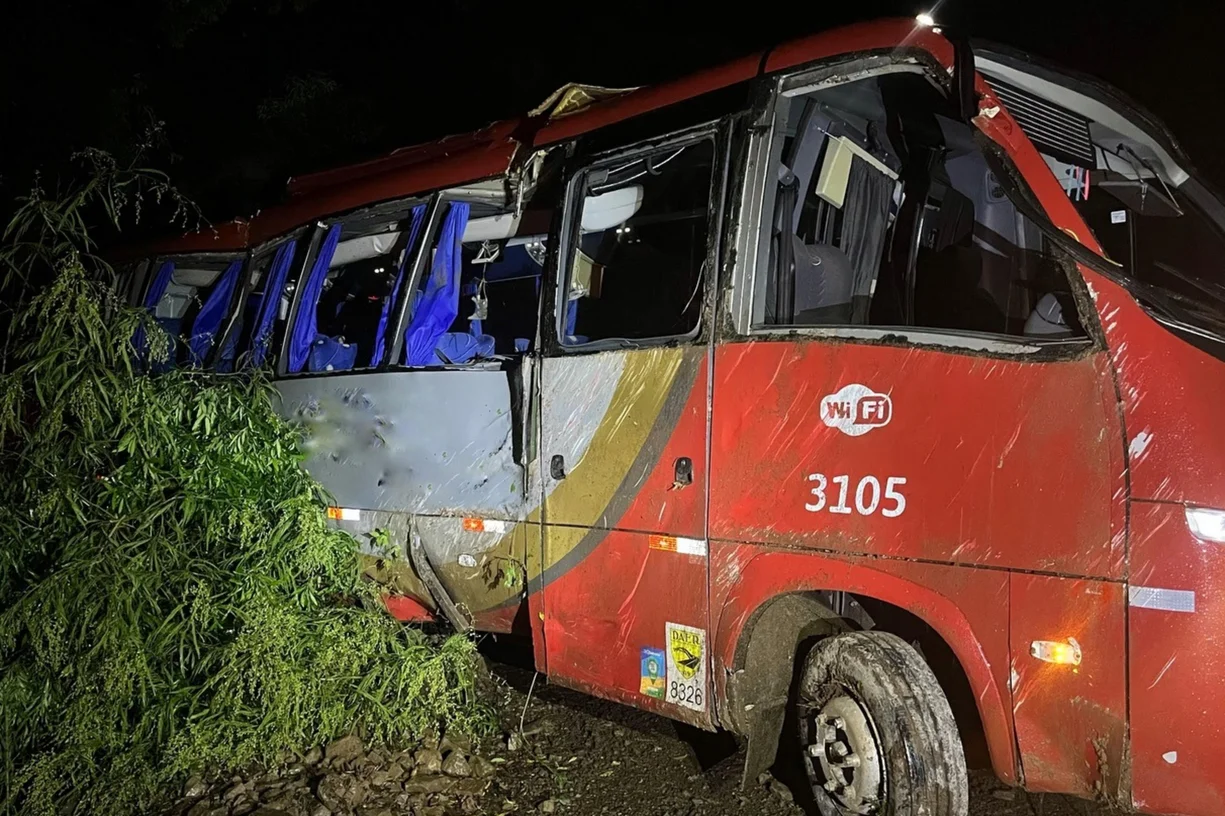 Micro-ônibus tomba na RS-324 e deixa três feridos graves, em Casca