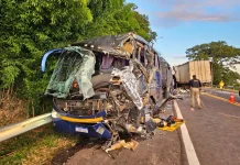 Motorista de ônibus morre após colisão frontal com caminhão na BR-386/RS Motorista de ônibus morre após colisão frontal com caminhão na BR-386/RS