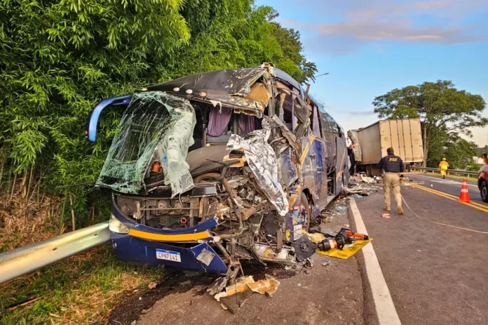 Motorista de ônibus morre após colisão frontal com caminhão na BR-386/RS