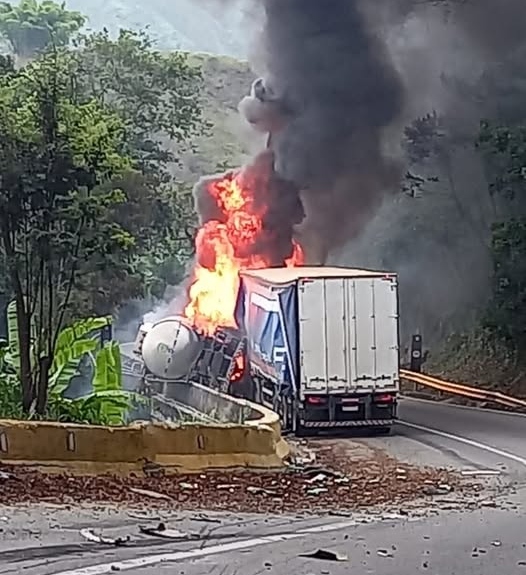 Acidente com carretas na Serra das Araras, na Dutra, interdita pista sentido Rio, em Piraí