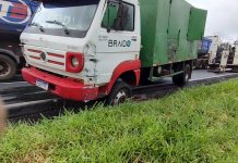 Caminhão irregular provoca acidente na BR-153/PR, e deixa feridos, em Jacarezinho Caminhão irregular provoca acidente na BR-153/PR, e deixa feridos, em Jacarezinho