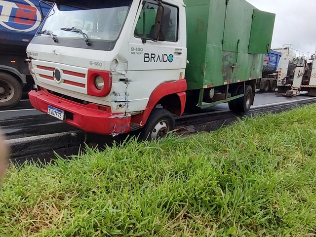 Caminhão irregular provoca acidente na BR-153/PR, e deixa feridos, em Jacarezinho