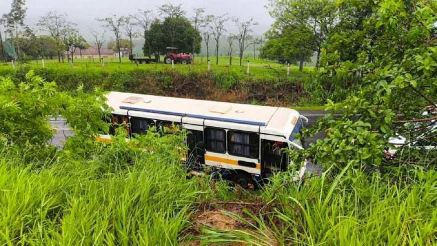 Acidente na BR-153/PR, entre ônibus e caminhão, deixa feridos, em Jacarezinho
