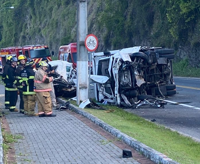 Três pessoas morrem em acidente na BR-470/SC, em Apiúna Três pessoas morrem em acidente na BR-470/SC, em Apiúna