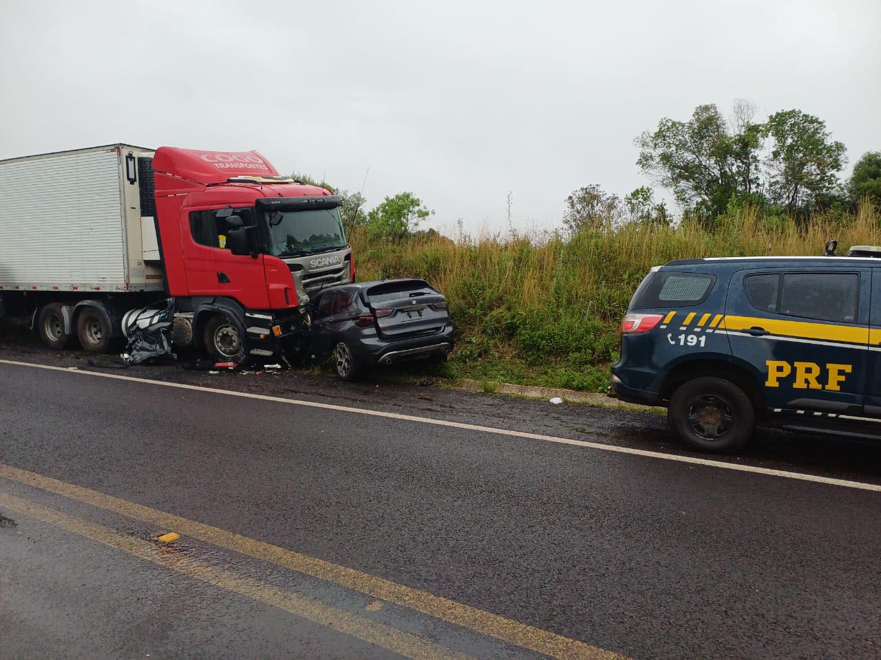 Família de SC morre após colisão com carreta que invadiu pista na BR-285/RS