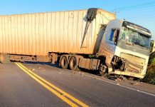 Acidente entre carreta e micro-ônibus deixa feridos na BR-277/PR Acidente entre carreta e micro-ônibus deixa feridos na BR-277/PR
