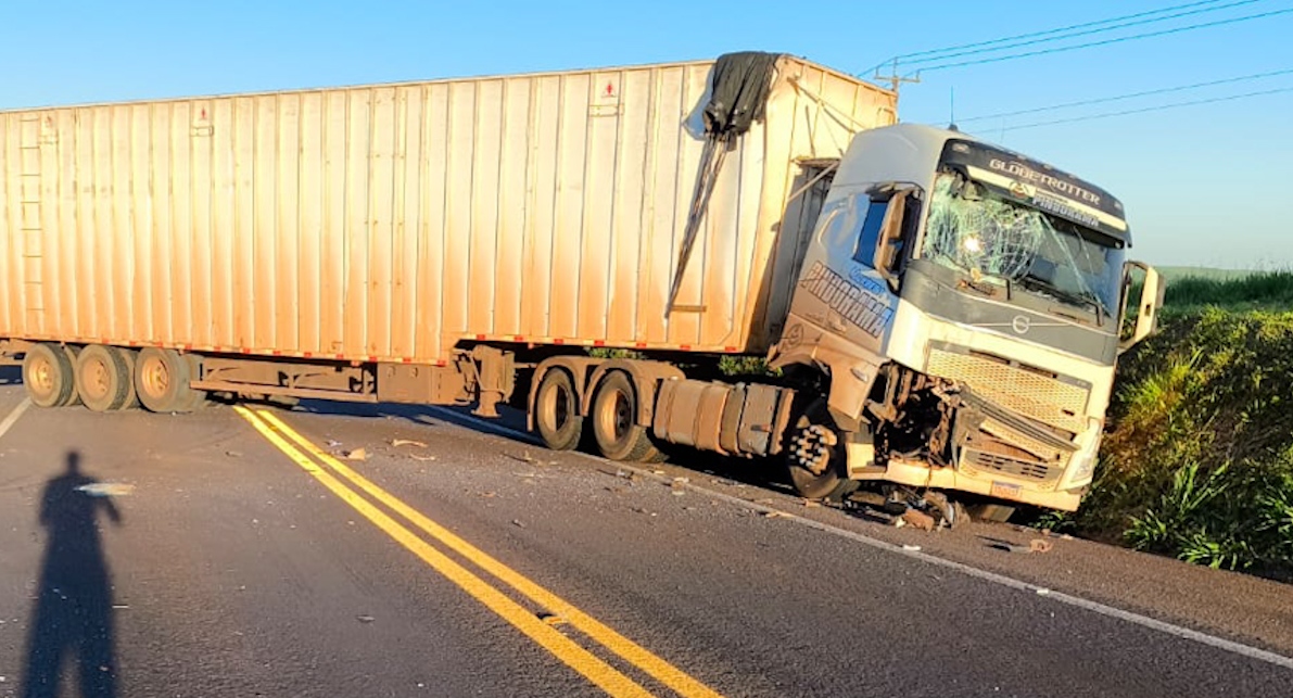 Acidente entre carreta e micro-ônibus deixa feridos na BR-277/PR