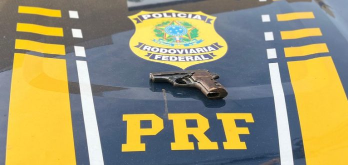 Caminhoneiro é preso após ameaçar motorista na Via Dutra, em São João do Meriti (RJ) Caminhoneiro é preso após ameaçar motorista na Via Dutra, em São João do Meriti (RJ)