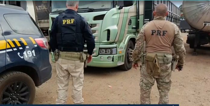 Carga de arroz com mais de 3 toneladas de maconha é apreendida na PR-317 Carga de arroz com mais de 3 toneladas de maconha é apreendida na PR-317