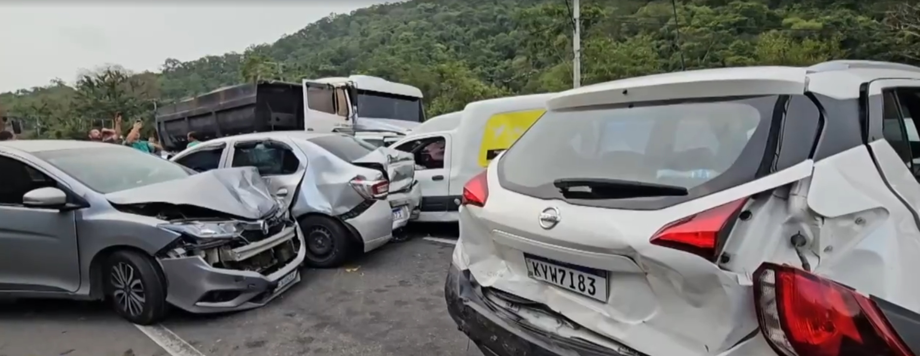 Engavetamento na RJ-106 deixa cinco feridos, em Maricá