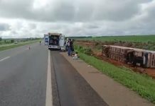 Ônibus tomba na BR-050 e deixa ao menos 10 feridos, em Campo Alegre de Goiás (GO) Ônibus tomba na BR-050 e deixa ao menos 10 feridos, em campo Alegre de Goiás (GO)