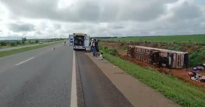 Ônibus tomba na BR-050 e deixa ao menos 10 feridos, em campo Alegre de Goiás (GO)