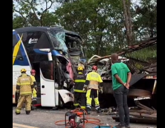 Acidente entre carreta e ônibus na BR-365/MG deixa 3 mortos e feridos, em Buritizeiro
