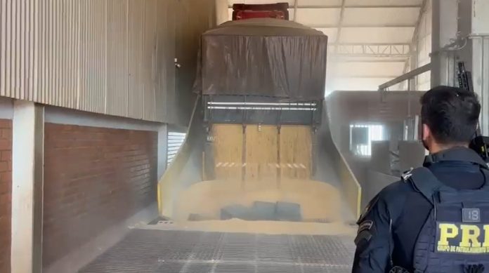 VÍDEO: Caminhoneiros são presos por tráfico de cocaína, em Goiás e no Tocantins VÍDEO: Caminhoneiros são presos por tráfico de cocaína, em Goiás e no Tocantins