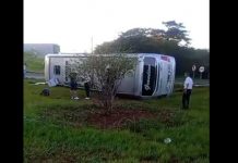 Ônibus em excesso de velocidade tomba na SP-326 e deixa 2 mortos e 38 feridos Ônibus em excesso de velocidade tomba na SP-326 e deixa 2 mortos e 38 feridos