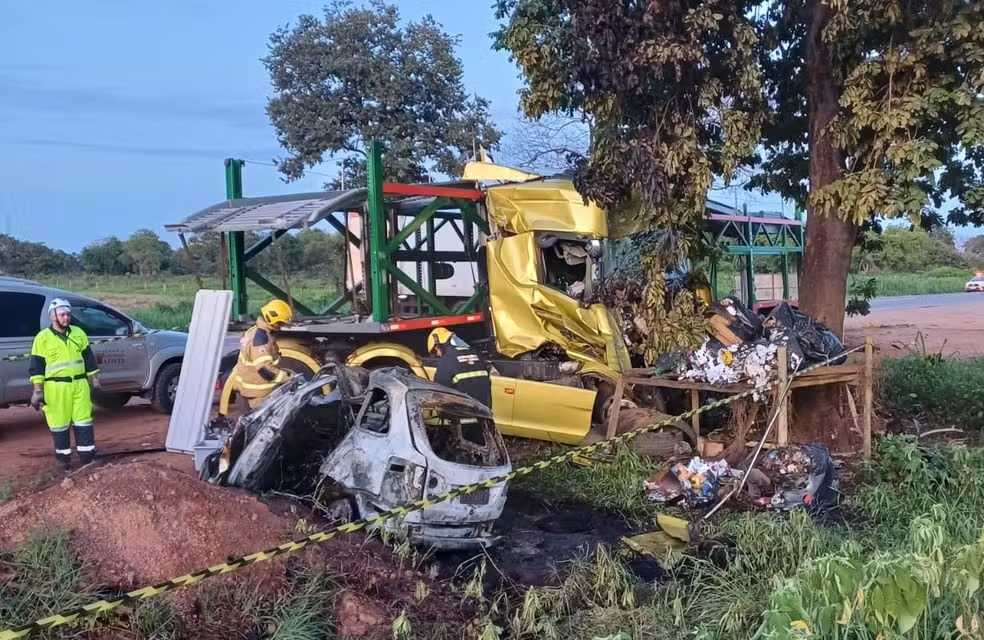 Caminhoneiro invade contramão e mata 4 pessoas da mesma família