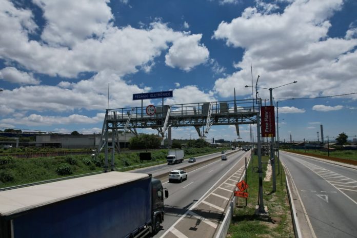 Usuários da pista expressa da Via Dutra já pagam pedágio no sistema free flow Usuários da pista expressa da Via Dutra já pagam pedágio no sistema free flow