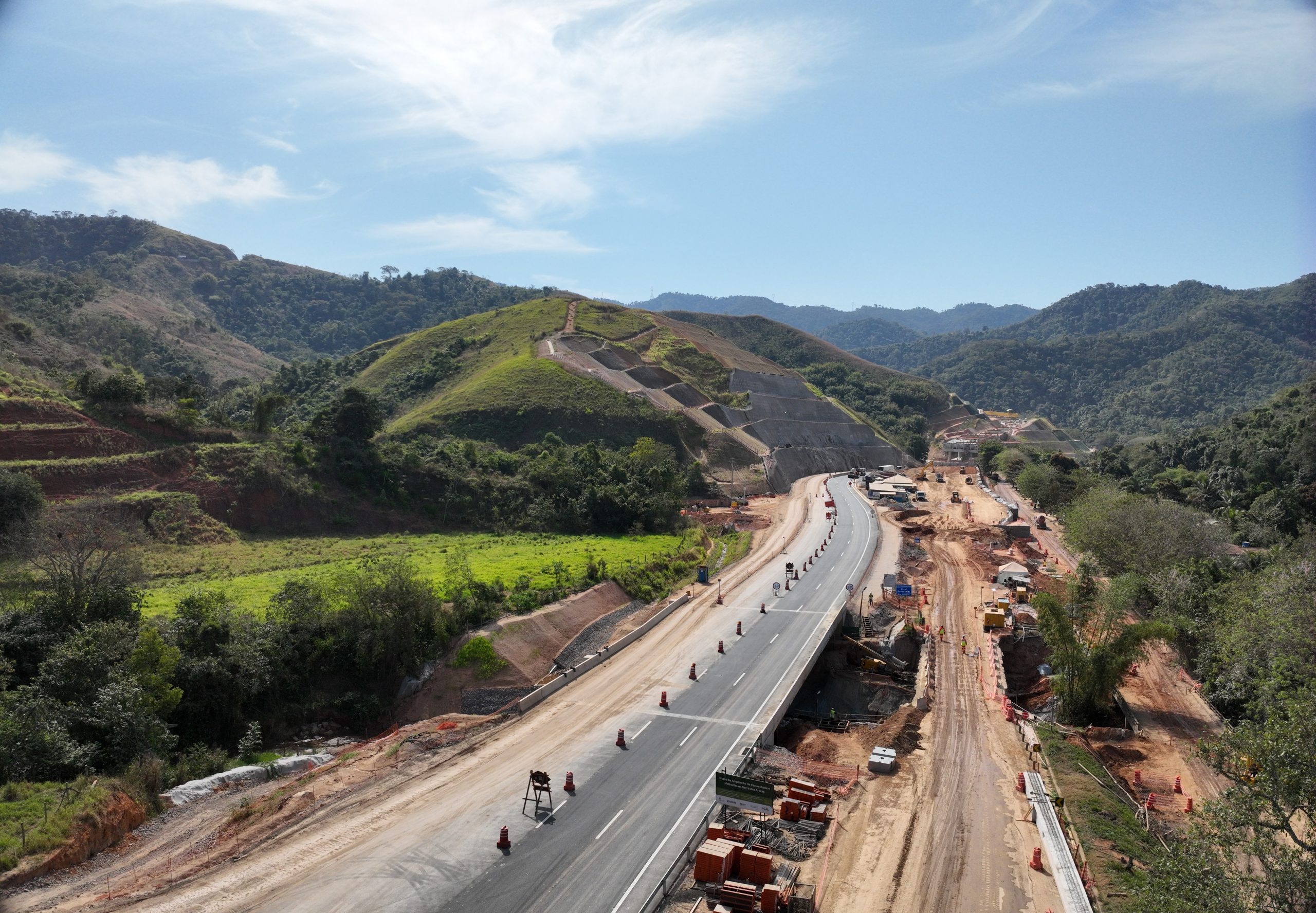 Desmontes de rochas na Serra das Araras, na Dutra, fica suspenso nas férias