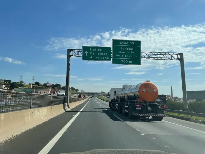 Via Anhanguera passa a se chamar Rodovia Comunicador Silvio Santos, entre SP e Jundiaí