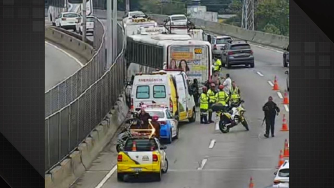 Motoqueiro morre em acidente com ônibus e carro na Linha Amarela, no Rio