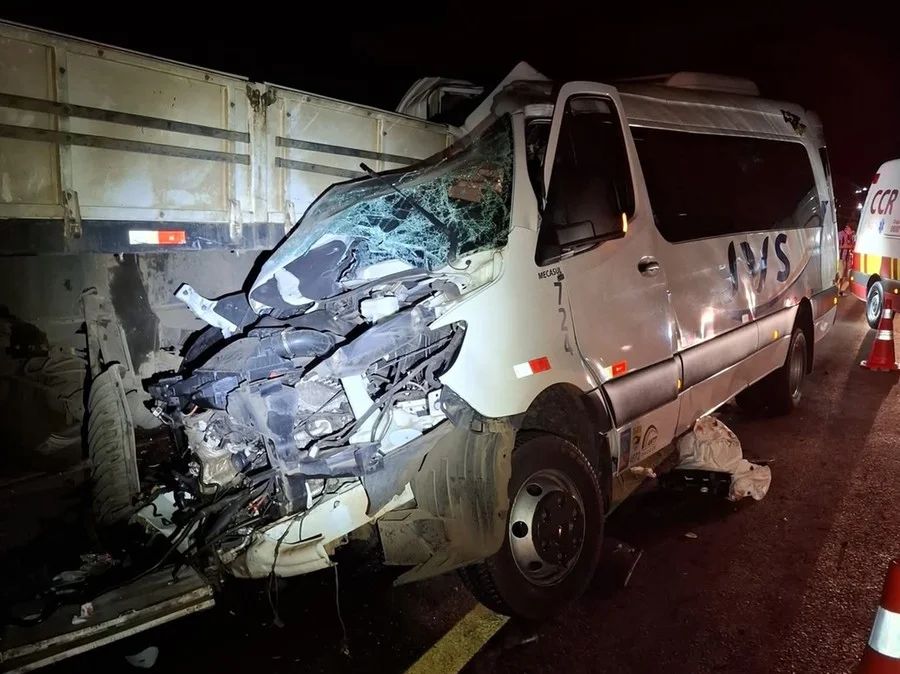 Acidente com van de estudantes na BR-386/RS deixa educadora morta e 14 feridos, em Soledade