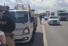 Motoristas são multados por trafegarem no acostamento da Via Dutra, em Nova Iguaçu (RJ) Motoristas são multados por trafegarem no acostamento da Via Dutra, em nova Iguaçu (RJ)