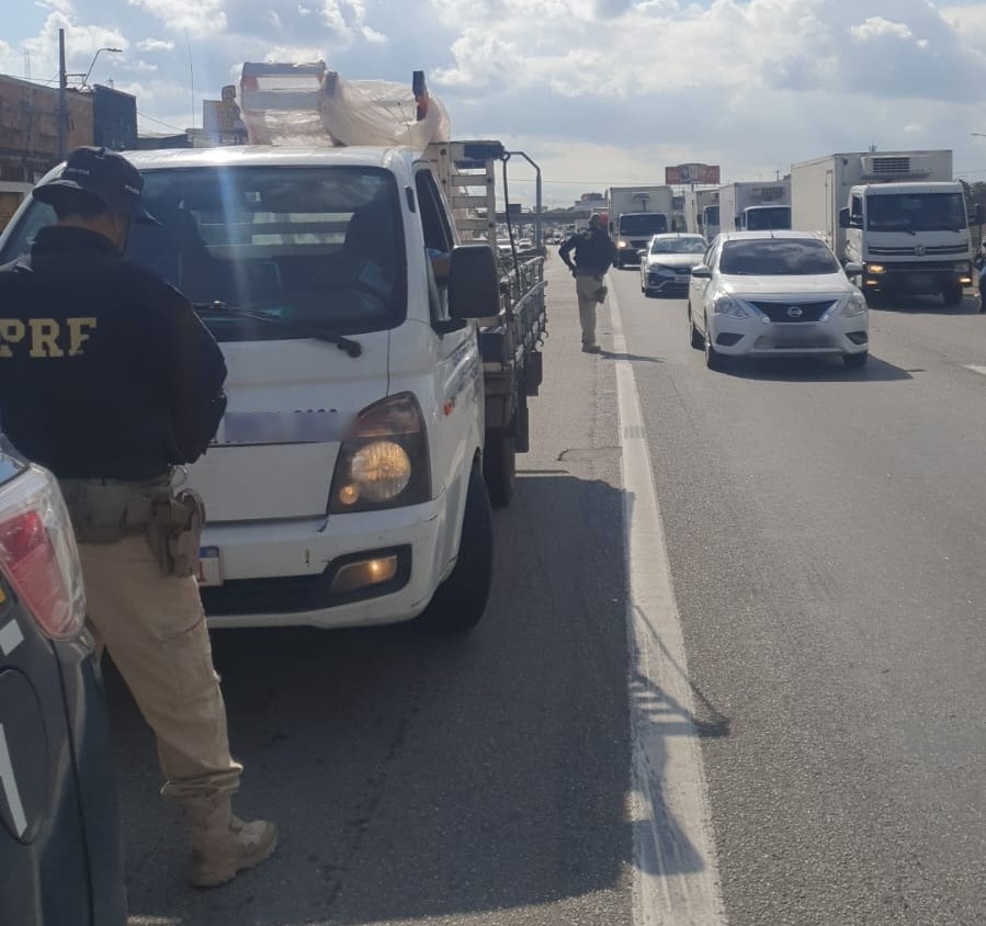 Motoristas são multados por trafegarem no acostamento da Via Dutra, em Nova Iguaçu (RJ)
