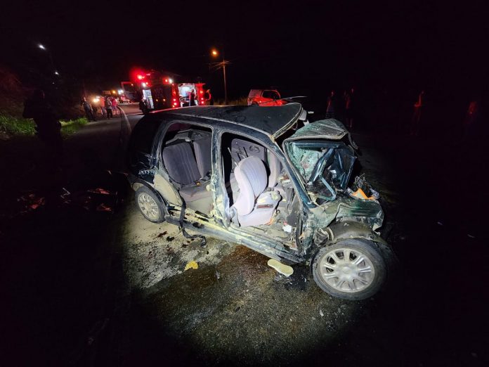 Acidente na SC-108 deixa três mortos e dois feridos, em Blumenau Acidente na SC-108 deixa três mortos e dois feridos, em Blumenau