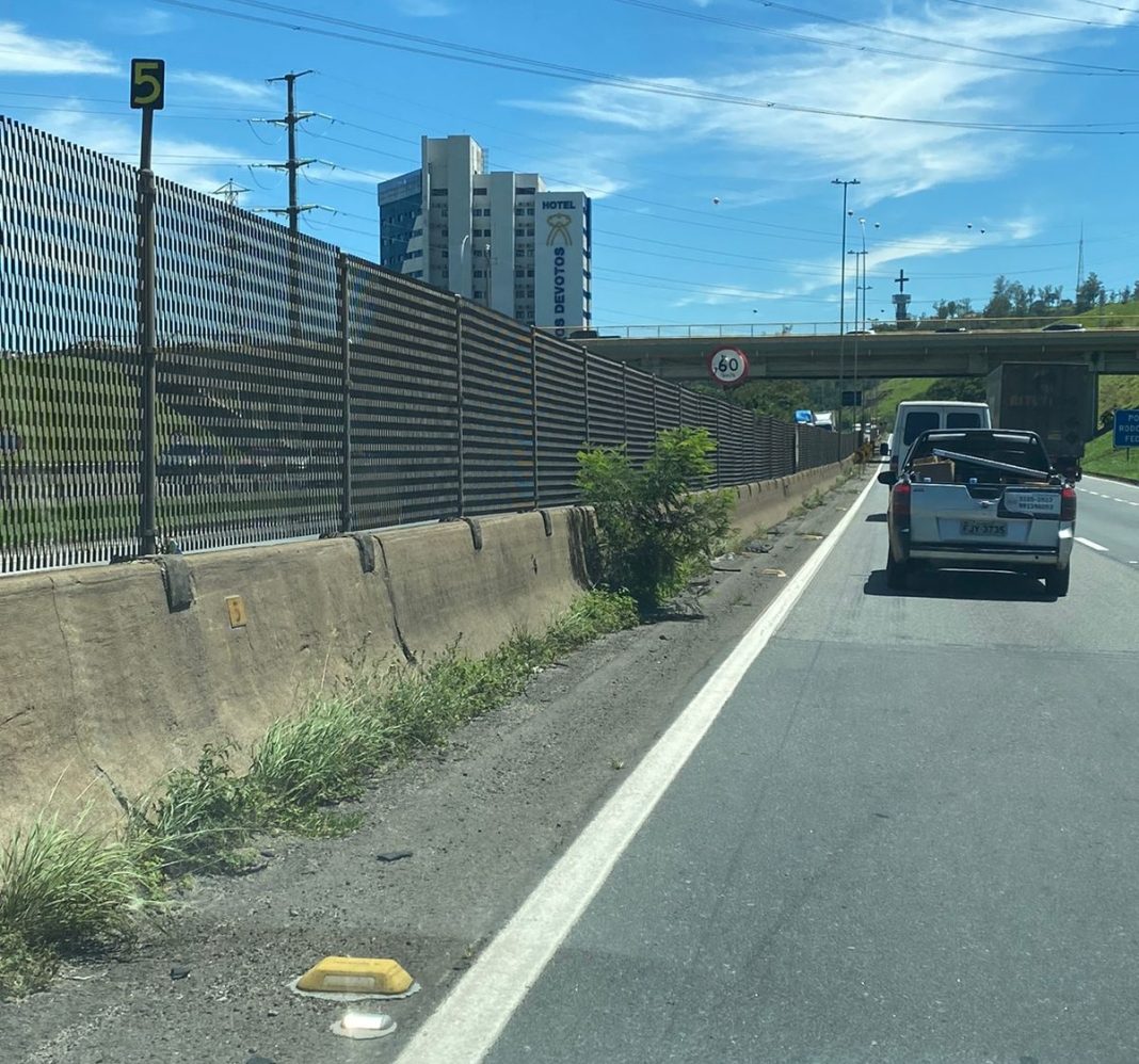Mato toma conta da Via Dutra (BR-116), entre os km 65 e 85, e a concessionária só pensa no pedágio free flow. Mato toma conta da Via Dutra (BR-116), entre os km 65 e 85, e a concessionária só pensa no pedágio free flow.