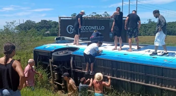 Ônibus tomba na RS-486 e deixa 5 pessoas feridas, entre Terra de Areia e Curumim