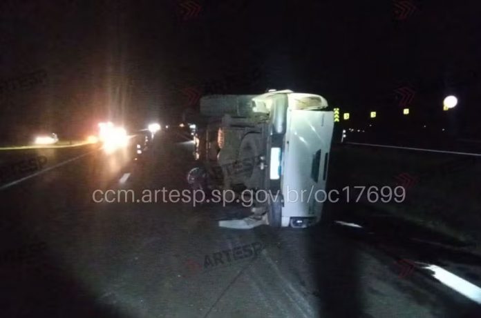 Casal morre em capotamento de camionete Hilux na SP-340, em Casa Branca