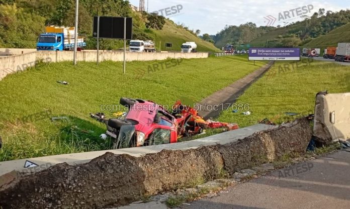 Utilitário capota no Rodoanel e deixa um morto e um ferido, em Barueri (SP)