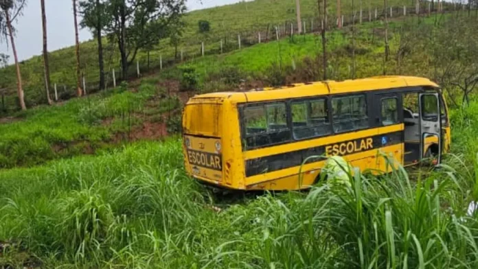 Acidente com ônibus na BR-267/MG deixa 1 morto e 18 feridos, em Juiz de Fora Acidente com ônibus na BR-267/MG deixa 1 morto e 18 feridos, em Juiz de Fora