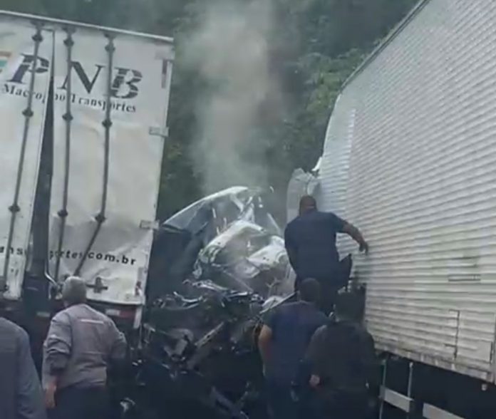 Carretas se envolvem em acidente na BR-101/RJ, e deixam 3 feridos, em Casimiro de Abreu Carretas se envolvem em acidente na BR-101/RJ, e deixam 3 feridos, em Casimiro de Abreu