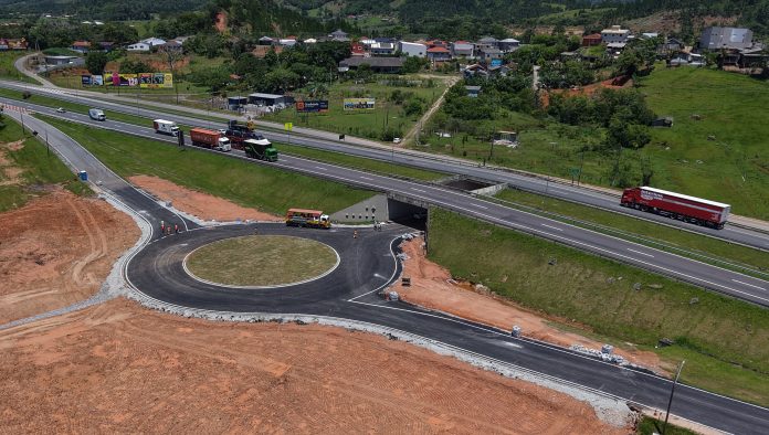 Rotatória na BR-101/SC é entregue ao tráfego, em Paulo Lopes Rotatória na BR-101/SC é entregue ao tráfego, em Paulo Lopes