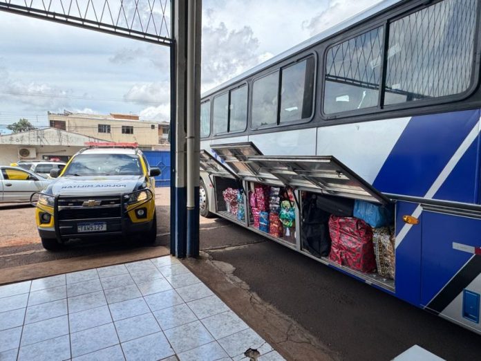 Ônibus é flagrado na BR-369/PR lotado de mercadorias paraguaias sem nota fiscal