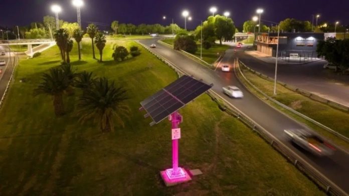 Argentina inaugura, na Província de San Juan, a primeira rodovia 100% abastecida por energia solar, batizada de Rodovia Inteligente.